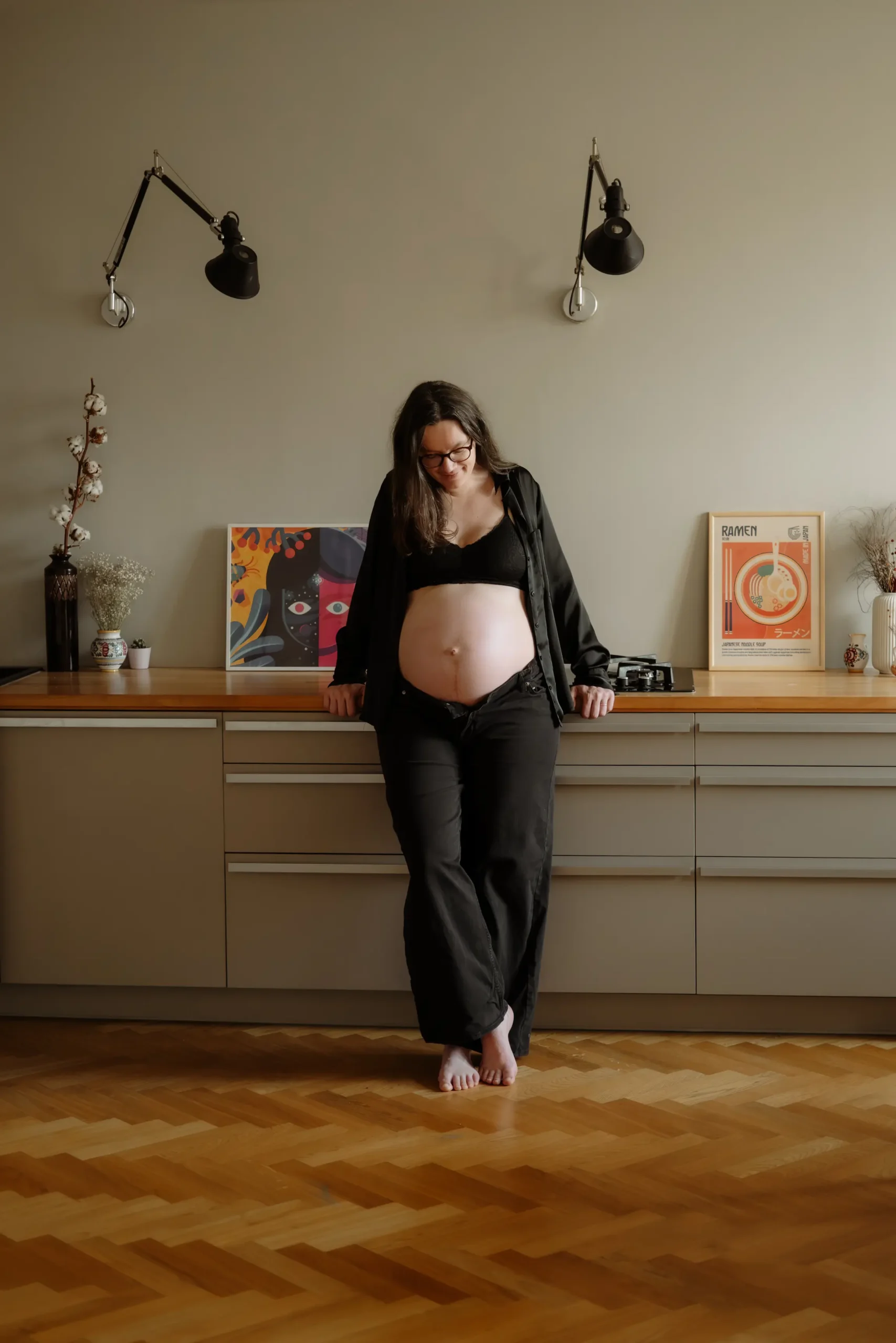 přirozené focení těhotné ženy v domácím prostředí